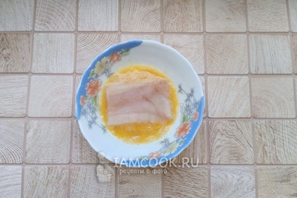 Филе минтая в яйце на сковороде