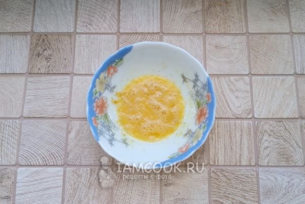 Филе минтая в яйце на сковороде