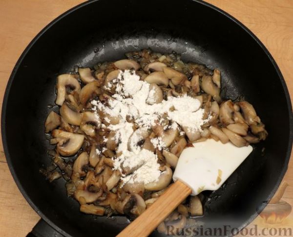 Котлеты из говядины с беконом, запечённые в сливочно-грибном соусе