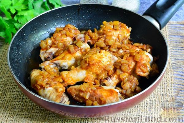 Куриные крылья с овощами и соусом терияки (на сковороде)