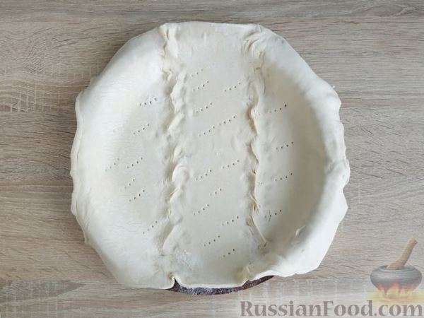 Открытый пирог из слоёного теста с кабачками и сыром