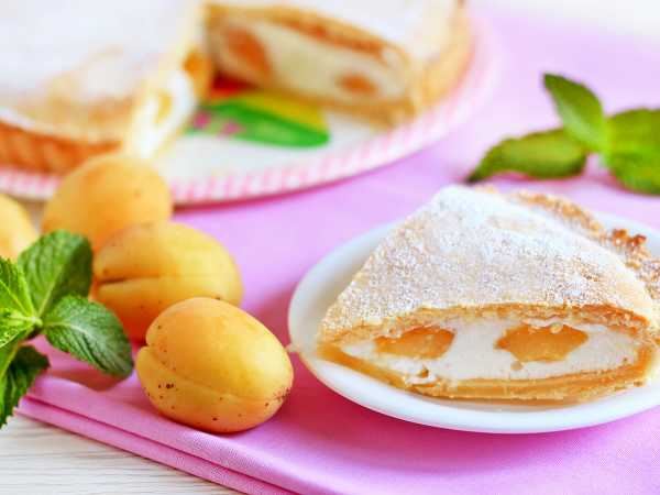 Песочный пирог с абрикосами и сметанной заливкой