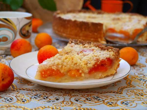 Песочный пирог с абрикосами и сметанной заливкой