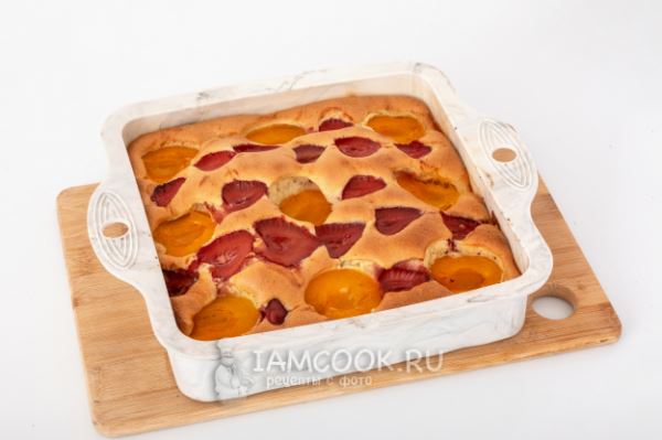 Пирог с клубникой и абрикосами