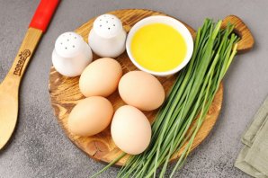 Рубленые яйца с маслом и зелёным луком