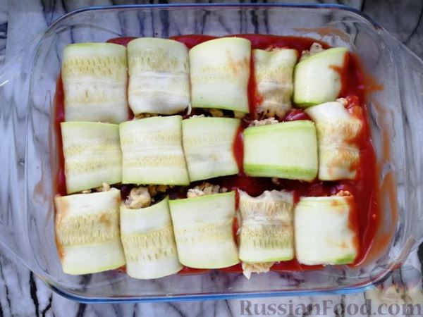 Рулетики из кабачков с куриным фаршем, томатным соусом и сыром (в духовке)