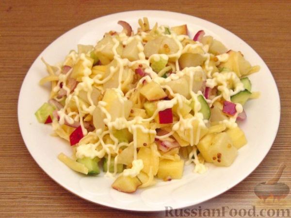 Салат картофельный с сыром и яблоками