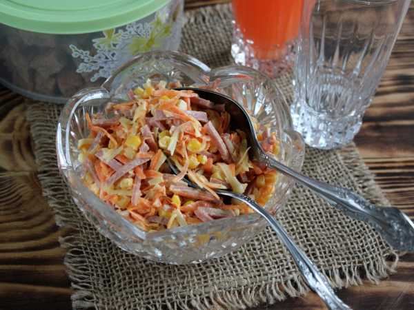 Салат с фасолью, колбасой, помидорами, сухариками и сыром