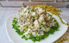 Салат с креветками и перепелиным яйцом