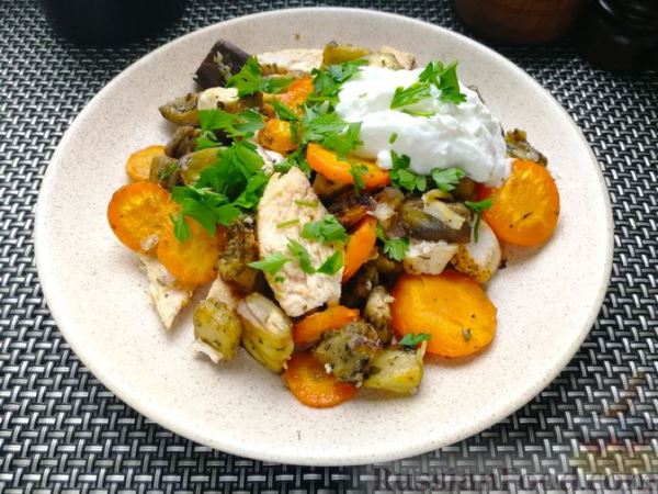 Салат с курицей, запечёнными баклажанами и морковью