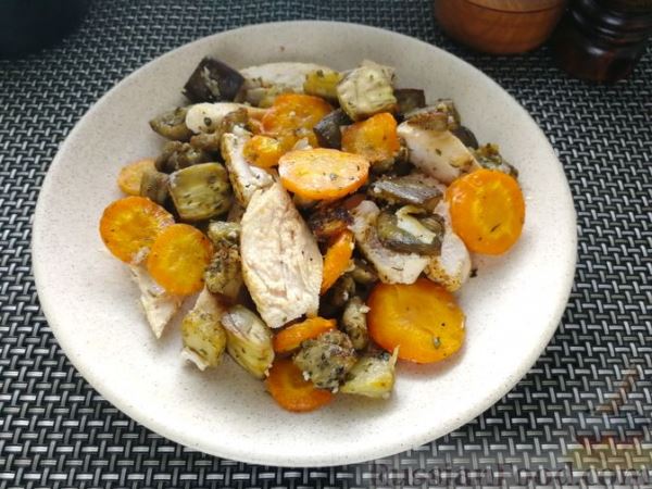 Салат с курицей, запечёнными баклажанами и морковью