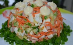 Слоеный салат «Восторг» с грибами и курицей