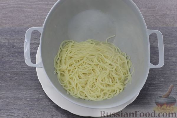 Спагетти с беконом и сливочным соусом с авокадо