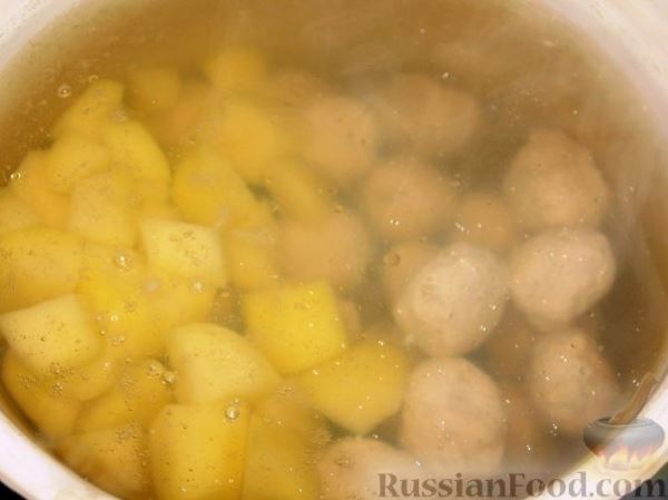 Суп с куриными фрикадельками и кольраби