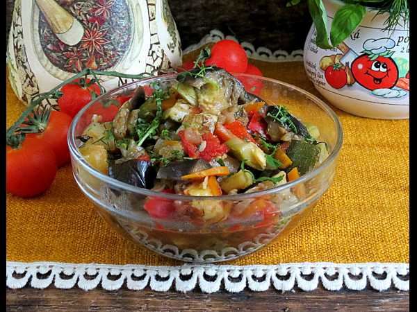 Тушеные овощи со сметаной на сковороде