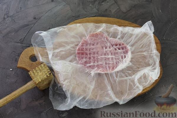 Запечённые отбивные из свинины с персиками и сыром