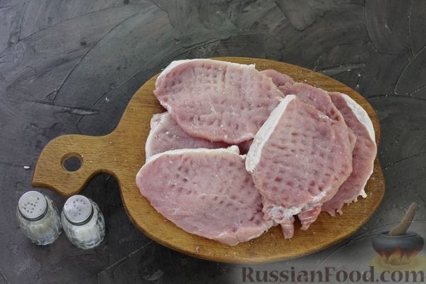 Запечённые отбивные из свинины с персиками и сыром