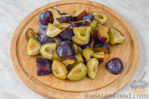 Фруктово-ягодный террин с арбузом, сливами и виноградом