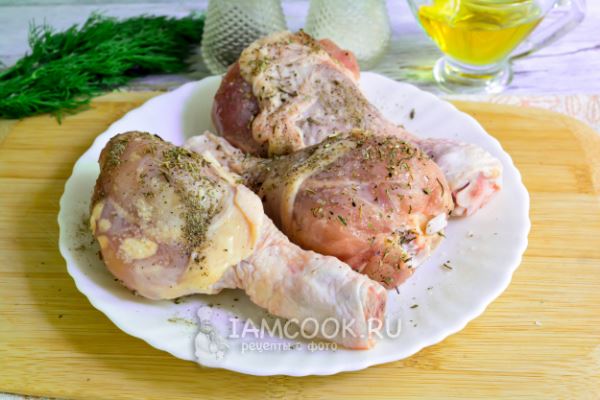 Куриные ножки с грибами (шампиньонами) на сковороде