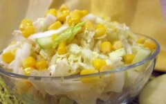 Салат с курицей, фасолью, кукурузой и овощами