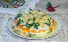 Слоеный салат с жареными грибами, курицей и сыром