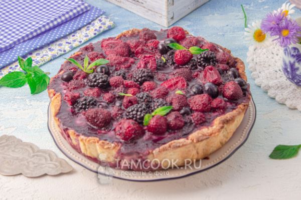 Тирольский пирог с ягодами и заварным кремом