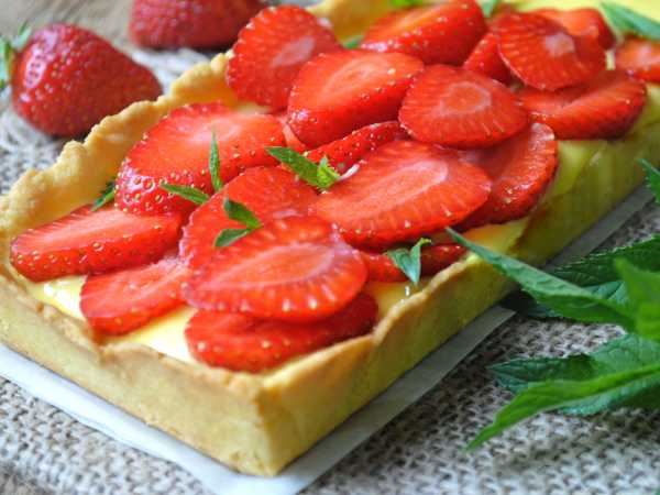 Тирольский пирог с ягодами и заварным кремом