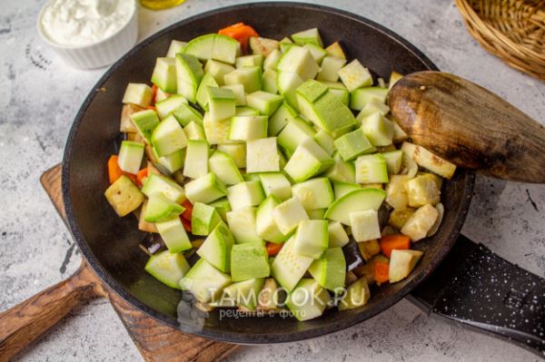Тушеные овощи со сметаной на сковороде